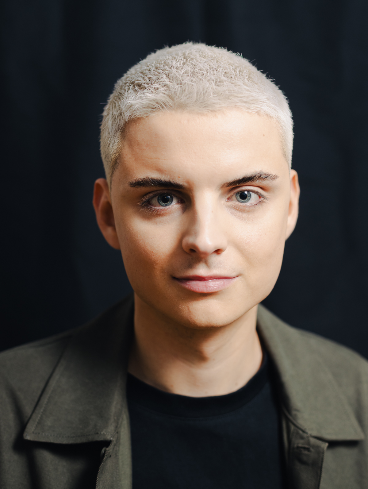Porträt / Portrait von Fabian Grischkat Porträt Newsfluencer Journalist Politik Social Media Creator – Fotograf Ole Witt für t3n Magazin